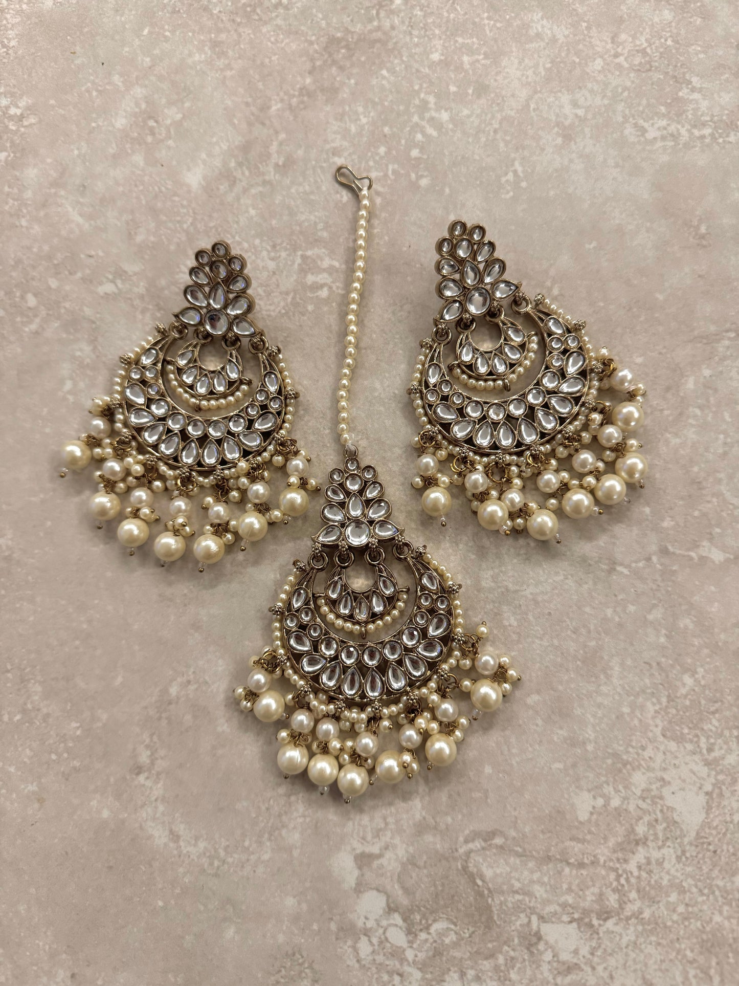 Nida Earrings With Tikka